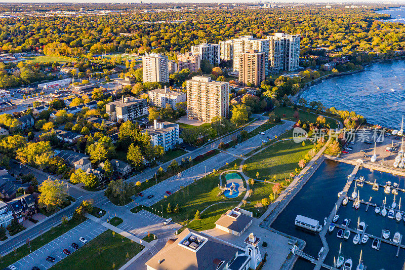 Aerial Oakville townscape和Bill Hill Promenade Park在安大略湖湖畔，Oakville，加拿大